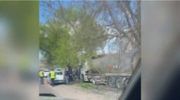В Макеевке водитель грузовика-цистерны с газом врезался в газопровод