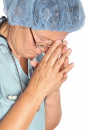 В Макеевке медсестра, заболевшая COVID-19, потеряла сознание на рабочем месте