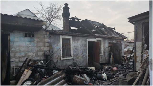 В н.п. Алчевск сгорел частный дом, хозпостройки и автомобиль