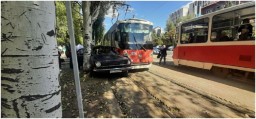 В Донецке из-за столкновения авто и трамвая было приостановлено движение трамваев