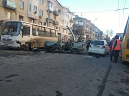 В центре Донецка произошло серьезное ДТП – автомобиль почти расплющило