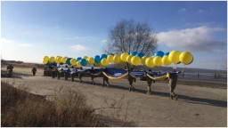 Над Горловкой волонтеры запустили украинский флаг