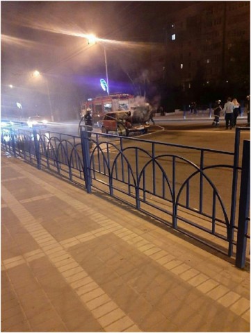В Луганске на ул. Советской загорелся автомобиль