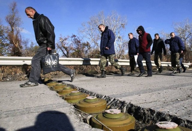 Боевики «ДНР» в районе н.п. Гольмовский устанавливают бетонные блоки и мины