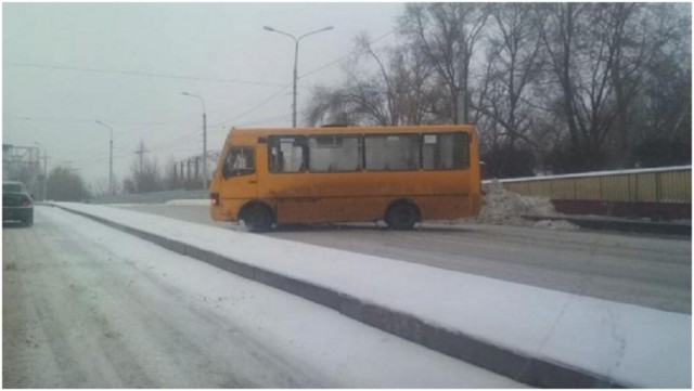 В центре Донецка произошло ДТП с участием автобуса и легкового автомобиля