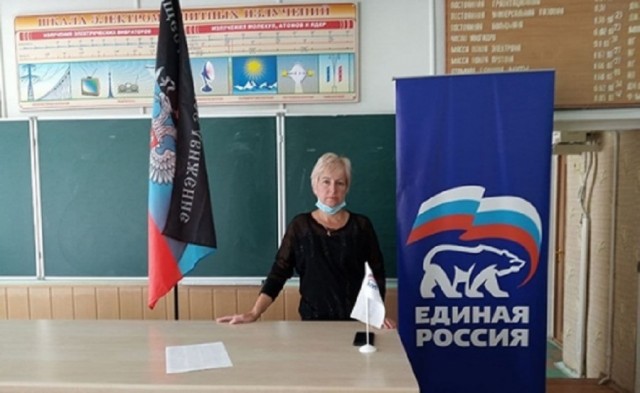 В Донецке и Макеевке «чиновники» ездят по школам с «рекламой Единой России»