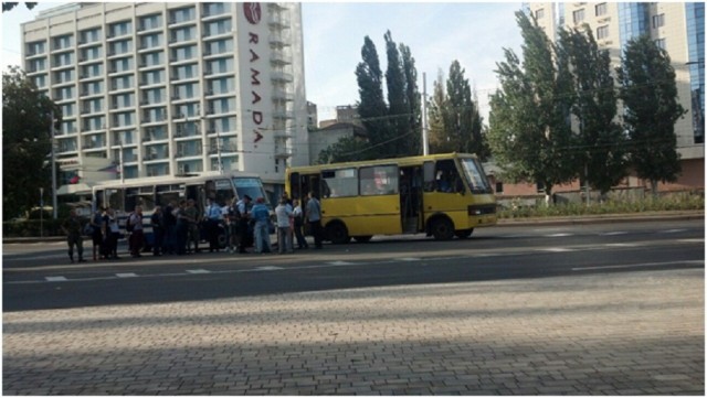 В Донецке возле отеля «Ромада» боевики «ДНР» устроили тотальную проверку мужчин