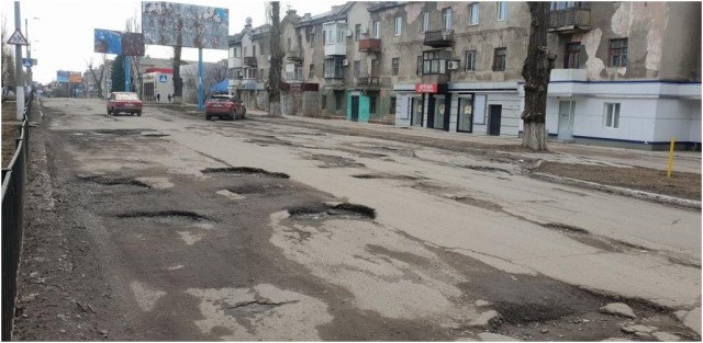 Горловчане делятся фото разбитых дорог в центре города