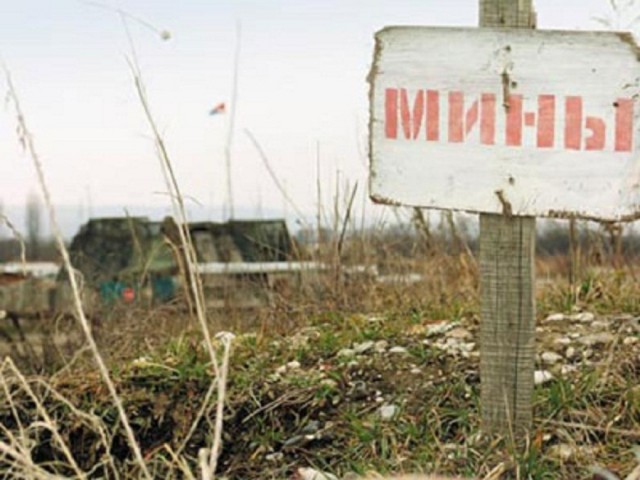 Боевики «ДНР» на обочине дороги в районе н.п. Оленовка устанавливают мины