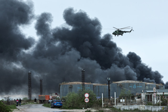 Велика пожежа на нафтобазі в Севастополі: окупанти занепокоєні, адже "вогонь триватиме ще довго"