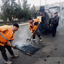 У Краматорську незвичайним методом проводять ремонт доріг