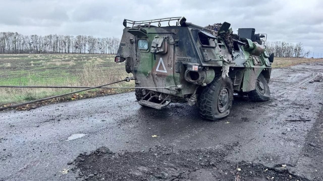 У мережі оприлюднили кадри знищеного бронетранспортера VAB на Донеччині