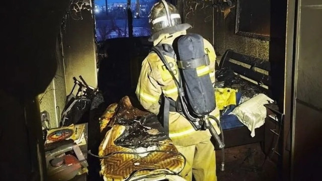 В окупованому Довжанську загорівся багатоповерховий будинок В окупованому Довжанську загорівся багатоповерховий будинок