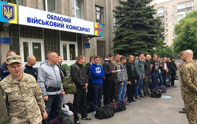В Україні звинувачують співробітників військкоматів у хабарництві