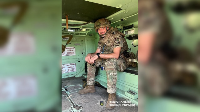 Медик київської поліції врятував чотирьох поранених бійців під шквальним вогнем на Донеччині Медик київської поліції врятував чотирьох поранених бійців під шквальним вогнем на Донеччині