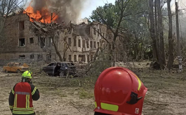 Рятувальники дістали тіло ще одного загиблого внаслідок обстрілу Дніпра чоловіка