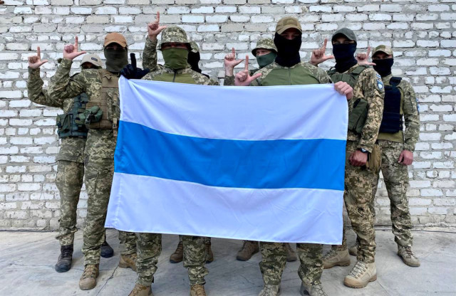 Легіон "Свобода Росії" показав кадри, на яких окупанти ховаються за мирними жителями