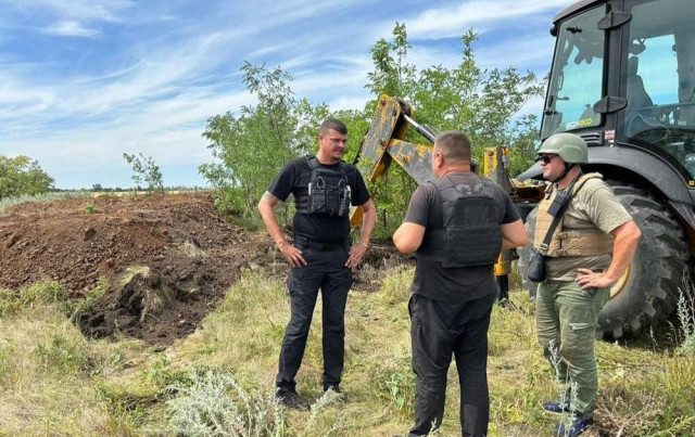 Лисогор відвідав Донеччину, де оборонні споруди допомагають будувати громади Луганщини