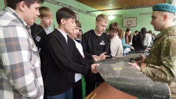 Школярі Донецька приміряли бронежилети та каски під час пропагандистського заходу