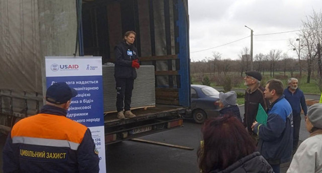 У Краматорську постраждалі від обстрілів отримали будматеріали