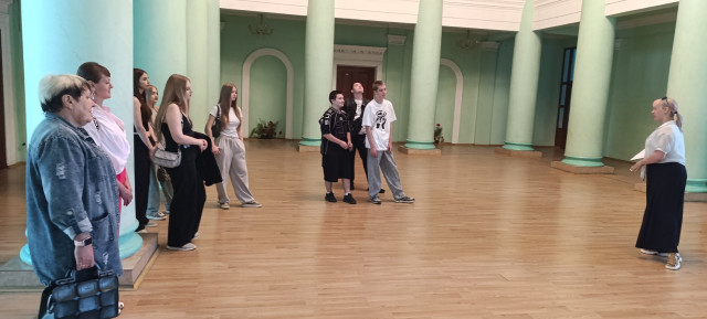 Через кадрову кризу на Луганщині окупанти заманюють фахівців культури грошима - ОВА Через кадрову кризу на Луганщині окупанти заманюють фахівців культури грошима - ОВА