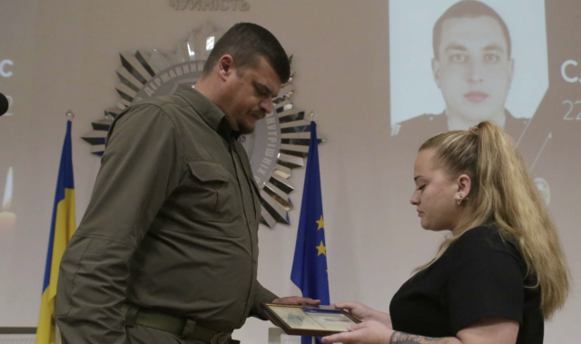 У Луганській ОВА вшанували пам'ять загиблих героїв: вручено державні нагороди родинам У Луганській ОВА вшанували пам'ять загиблих героїв: вручено державні нагороди родинам