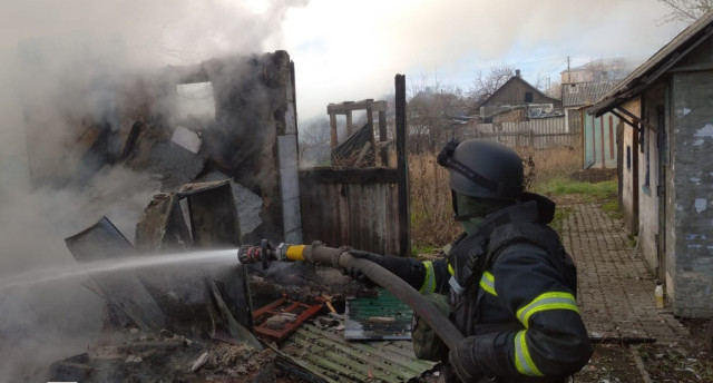 Наслідки ворожого обстрілу: пожежа у житловому секторі Родинського (ФОТО) Наслідки ворожого обстрілу: пожежа у житловому секторі Родинського (ФОТО)