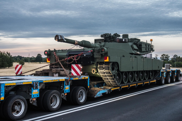 Американські бойові машини Abrams доставлено до Німеччини