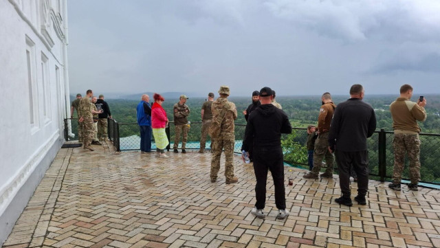 На Донеччині військові відвідали Святогірський заповідник для психологічної підтримки На Донеччині військові відвідали Святогірський заповідник для психологічної підтримки