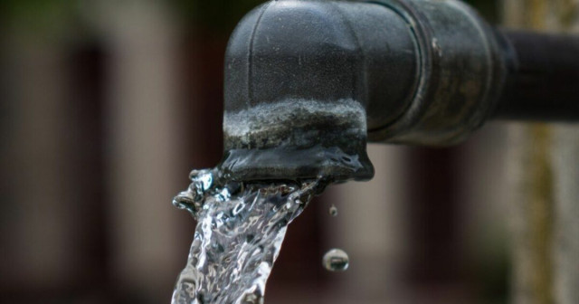 Криза водопостачання в окупованих містах Луганщини: мешканці змушені купувати воду Криза водопостачання в окупованих містах Луганщини: мешканці змушені купувати воду