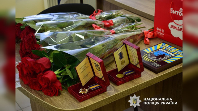 На Донеччині вшанували загиблих поліцейських державними відзнаками На Донеччині вшанували загиблих поліцейських державними відзнаками