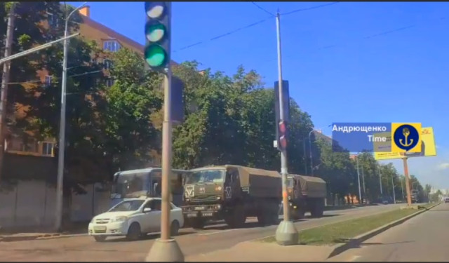 У тимчасово окупованому Маріуполі помітили колону техніки окупантів у пісочному камуфляжі