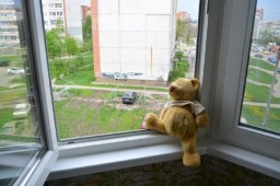 В Кадиевке из окна 4 этажа выпала малолетняя девочка