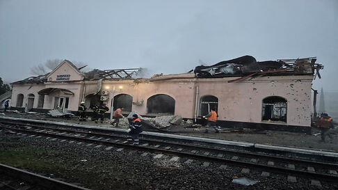 Російські війська атакували залізничну станцію в Кам'янському Російські війська атакували залізничну станцію в Кам'янському