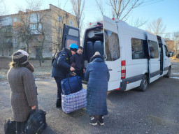 Подалі від війни: мешканці Покровського району та Торецька змушені евакуюватися