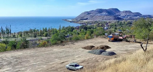 Окупанти будують військову базу на березі Азовського моря у Маріуполі