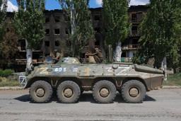 Окупанти ставлять військову техніку на території дитячих таборів