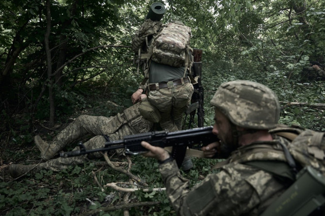 Виклики на фронті: Україна адаптується до затримок з американською допомогою