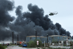 Велика пожежа на нафтобазі в Севастополі: окупанти занепокоєні, адже "вогонь триватиме ще довго"