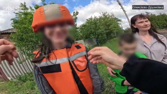 Рятувальники вивезли матір із дітьми з-під обстрілів в Олексієво-Дружківці Рятувальники вивезли матір із дітьми з-під обстрілів в Олексієво-Дружківці