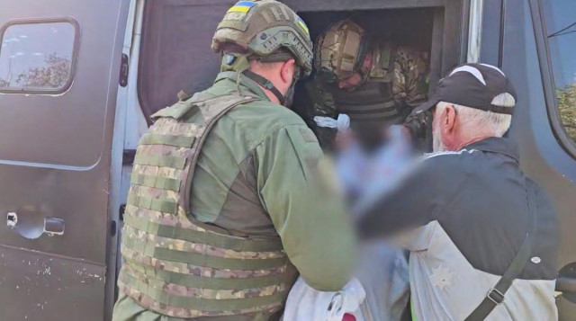 Поліцейські Донеччини під обстрілами евакуювали літню жінку та її сина з Костянтинівки Поліцейські Донеччини під обстрілами евакуювали літню жінку та її сина з Костянтинівки