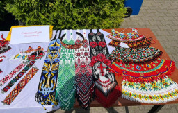 Майстриня зі зруйнованого Сіверська презентувала бісерні вироби на фестивалі в Городенці