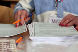 Окупанти звітують про "історичну" передачу бюлетенів для "голосування" у "ДНР"