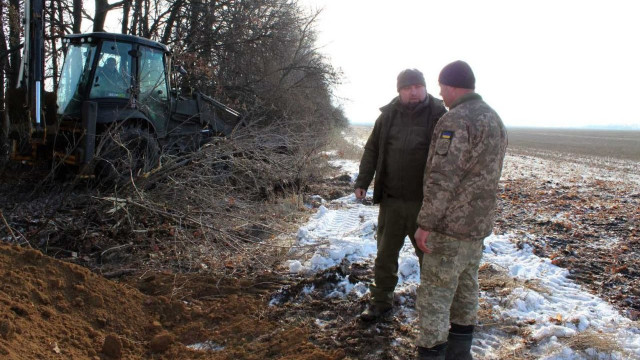 Луганські комунальники долучилися до будівництва фортифікаційних споруд на передовій