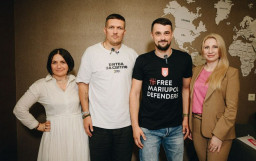 На новосілля до оборонця Маріуполя завітав боксер Олександр Усик