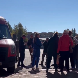 Група жінок намагалася "відбити" водія у ТЦК на автовокзалі в Слов'янську