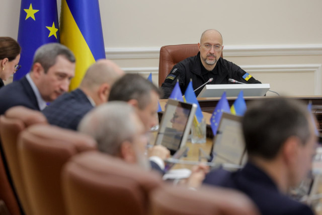 Уряд виплатить медикам 200 тис грн за роботу в зонах бойових дій та сільських лікарнях - Шмигаль Уряд виплатить медикам 200 тис грн за роботу в зонах бойових дій та сільських лікарнях - Шмигаль