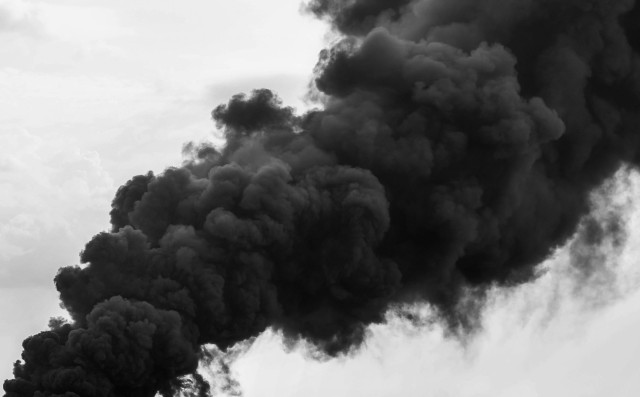 Під захопленим Маріуполем потужні вибухи: що відомо