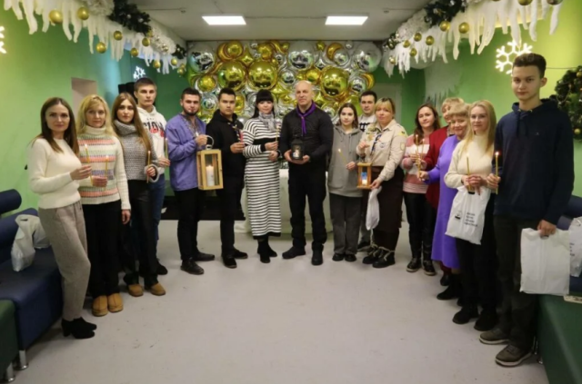 Скаути Покровська передали голові Донецької ОДА Вадиму Філашкіну Віфлеємський вогонь миру