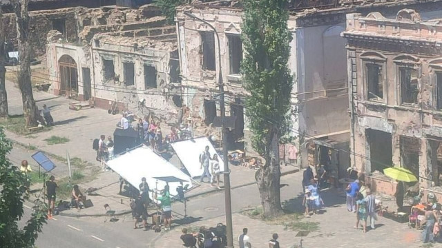 У Маріуполі знімають пропагандистський фільм про "визволення" 2022 року У Маріуполі знімають пропагандистський фільм про "визволення" 2022 року